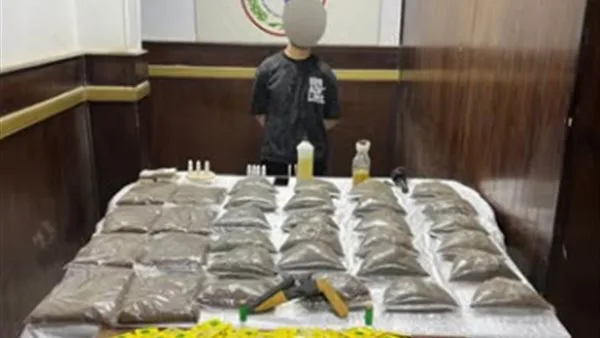 القبض على شخص بلا عمل بحوزته 35 كيلو من استروكس ومواد مخدرة في منطقة السلام القبض على شخص بلا عمل بحوزته 35 كيلو من استروكس ومواد مخدرة في منطقة السلام