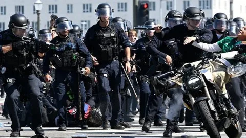 حاكم كاليفورنيا يرفع دعوى ضد الحكومة الفدرالية بسبب نشر الحرس الوطني في لوس أنجلوس حاكم كاليفورنيا يرفع دعوى ضد الحكومة الفدرالية بسبب نشر الحرس الوطني في لوس أنجلوس