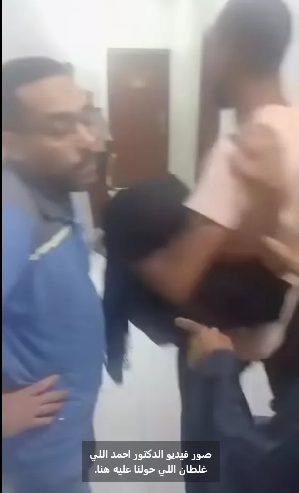 فيديو لدكتور في قنا يشعل نقاشات بعد عدم تقديمه الرعاية لامرأة مسنّة مما تسبب في وفاتها فيديو لدكتور في قنا يشعل نقاشات بعد عدم تقديمه الرعاية لامرأة مسنّة مما تسبب في وفاتها