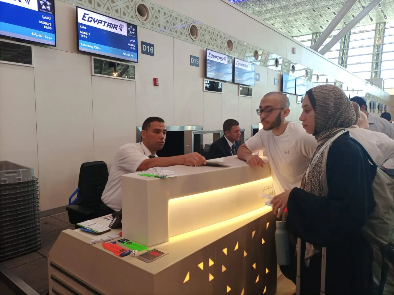 شاهد… مطار القاهرة يستقبل أول دفعة من الحجاج العائدين من الأماكن المقدسة شاهد… مطار القاهرة يستقبل أول دفعة من الحجاج العائدين من الأماكن المقدسة