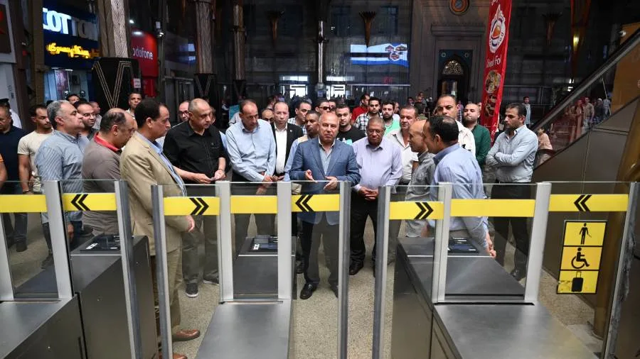 وزير النقل يقوم بجولة في محطة مصر للسكك الحديدية لمراقبة سير العمل وانتظامه وزير النقل يقوم بجولة في محطة مصر للسكك الحديدية لمراقبة سير العمل وانتظامه