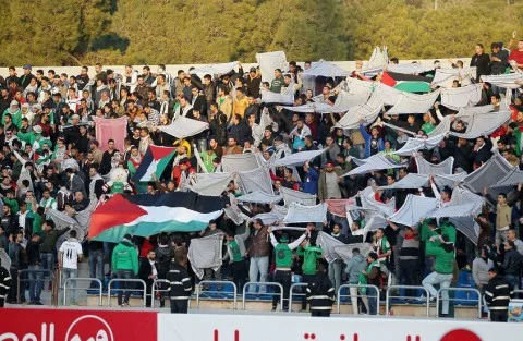 بعد تبادل التعليقات السلبية.. الأمن الأردني يرافق منتخب العراق ويستقبل ‘الزوار’ بترحيب بعد تبادل التعليقات السلبية.. الأمن الأردني يرافق منتخب العراق ويستقبل ‘الزوار’ بترحيب