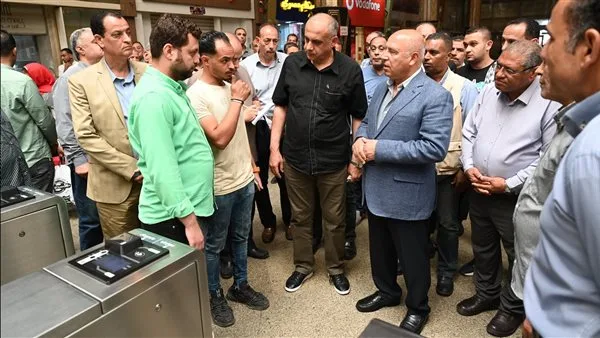 وزير الصناعة والنقل يقوم بزيارة مفاجئة لتفقد محطة مصر للسكك الحديدية في رمسيس وزير الصناعة والنقل يقوم بزيارة مفاجئة لتفقد محطة مصر للسكك الحديدية في رمسيس