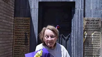 ابنة نجيب الريحاني تكرم ذكرى والدها بوضع الزهور على قبره (صور)