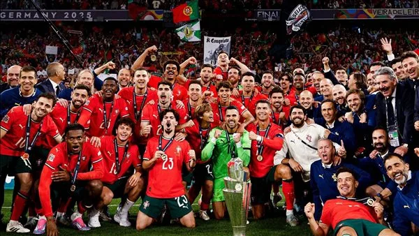 «رونالدو وجورجينا».. احتفال مميز بفوز البرتغال بكأس أوروبا.. صور «رونالدو وجورجينا».. احتفال مميز بفوز البرتغال بكأس أوروبا.. صور