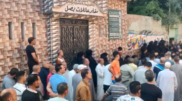 المئات يرافقون جثمان شاب توفي نتيجة الإهمال الطبي في المحلة.. صور وفيديو