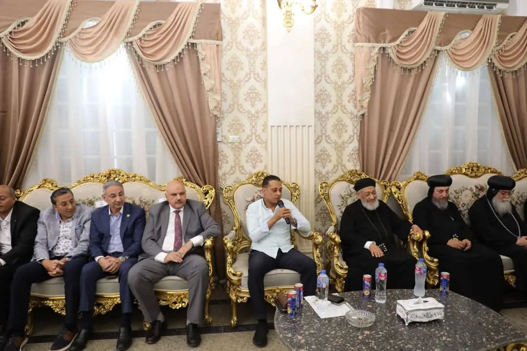 محافظ المنيا يُرحب بممثلي الكنيسة لتهنئتهم بالعيد ويؤكد: “محبتكم رسالة من الله” محافظ المنيا يُرحب بممثلي الكنيسة لتهنئتهم بالعيد ويؤكد: “محبتكم رسالة من الله”