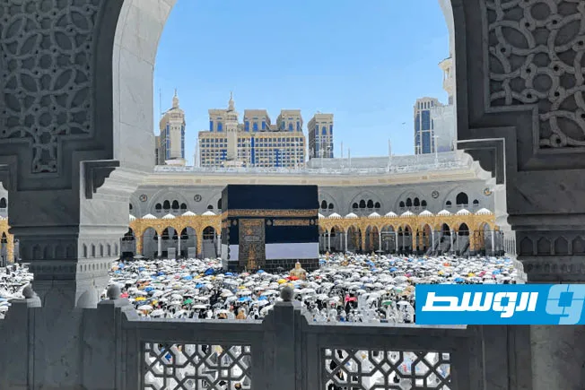 الحجاج ينفذون طواف الوداع في نهاية الشعائر. الحجاج ينفذون طواف الوداع في نهاية الشعائر.