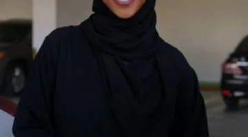 شاهد بالصور: عارضة الأزياء السودانية تسابيح دياب تُذهل الجميع بالحجاب بعد أداء مناسك الحج والجمهور يصفها بـ “ملكة جمال الكون”
