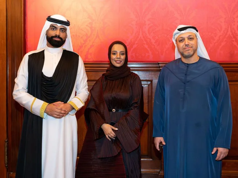 مهرجان أبوظبي ينظم عرضاً عالمياً يضم ثلاثة فنانين إماراتيين في قصر كنسينغتون بلندن. مهرجان أبوظبي ينظم عرضاً عالمياً يضم ثلاثة فنانين إماراتيين في قصر كنسينغتون بلندن.