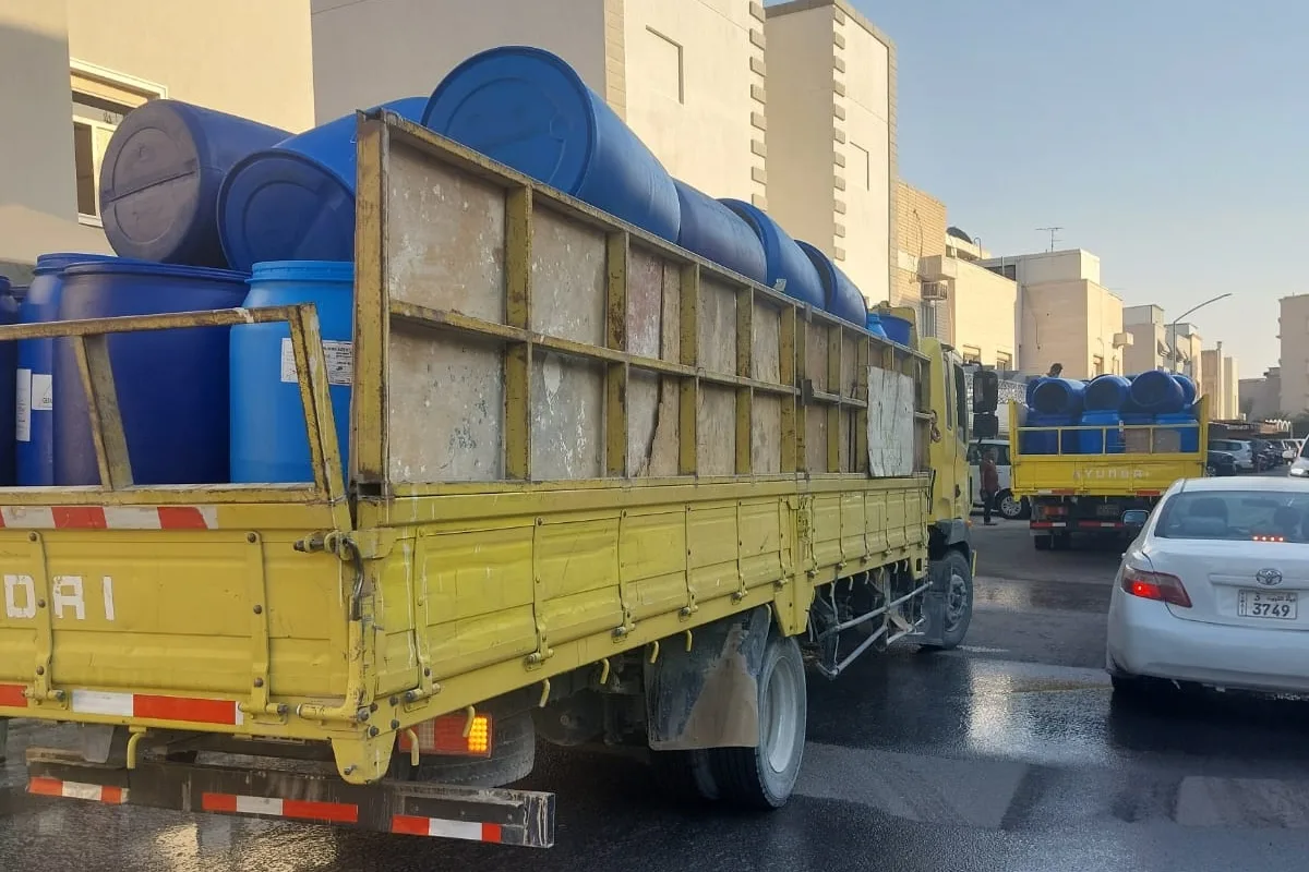 «البلدية» تضبط 181 برميلاً من المشروبات الكحولية محلية الصنع في صباح السالم «البلدية» تضبط 181 برميلاً من المشروبات الكحولية محلية الصنع في صباح السالم