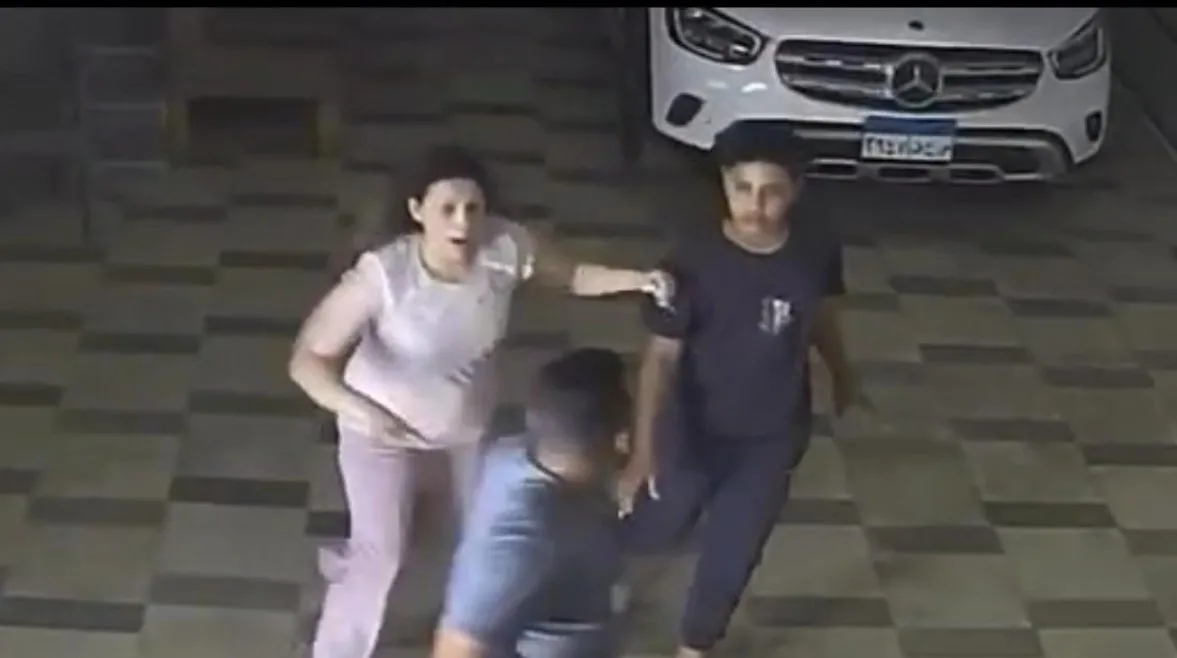 إلقاء القبض على ثلاثة مشتبه بهم في اقتحام فيلا رجل أعمال بالأقصر إلقاء القبض على ثلاثة مشتبه بهم في اقتحام فيلا رجل أعمال بالأقصر