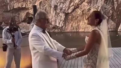 على أنغام “بنت أبويا”: أمينة خليل ترقص مع والدها في حفل زفافها باليونان | صور على أنغام “بنت أبويا”: أمينة خليل ترقص مع والدها في حفل زفافها باليونان | صور