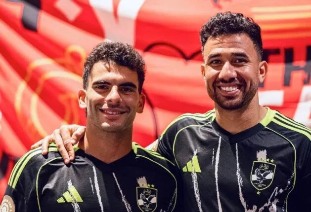 باللون الأسود: الأهلي يعلن عن قميصه الاحتياطي للموسم الجديد «صورة» باللون الأسود: الأهلي يعلن عن قميصه الاحتياطي للموسم الجديد «صورة»