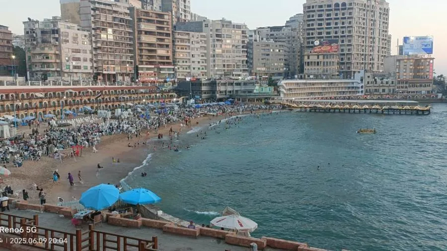 زيادة ملحوظة في عدد الزوار والمصطافين إلى الإسكندرية خلال عيد الأضحى زيادة ملحوظة في عدد الزوار والمصطافين إلى الإسكندرية خلال عيد الأضحى