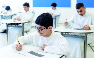 طلاب الإمارات يختبرون في نهاية العام الدراسي اليوم.