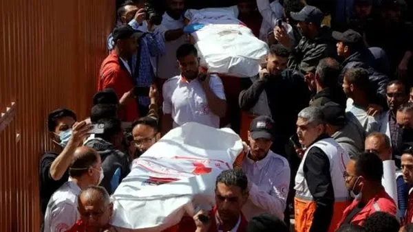 استشهاد ثلاثة مسعفين وصحفي جراء غارة إسرائيلية على فرق الإنقاذ شرقي غزة استشهاد ثلاثة مسعفين وصحفي جراء غارة إسرائيلية على فرق الإنقاذ شرقي غزة