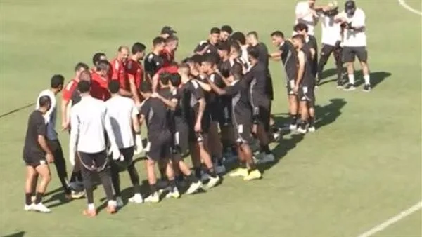 في أول تدريب له في ميامي، لاعبو الأهلي يكرّمون زيزو بممر شرفي. في أول تدريب له في ميامي، لاعبو الأهلي يكرّمون زيزو بممر شرفي.