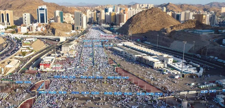 الحجاج يلقي الجمار في اليوم الثالث من أيام التشريق الحجاج يلقي الجمار في اليوم الثالث من أيام التشريق