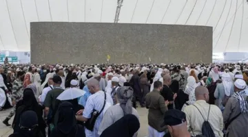 الحجاج يقذفون الجمرات في اليوم الثالث من أيام التشريق ويغادرون منى