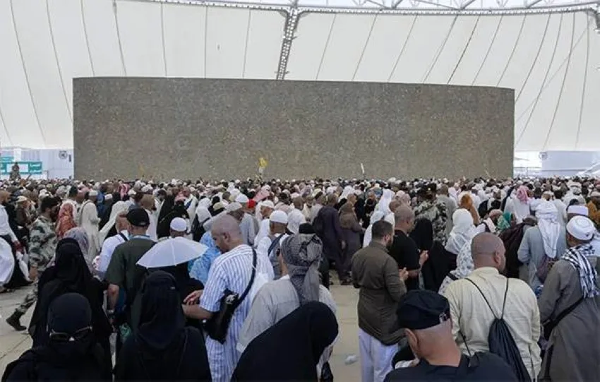الحجاج يقذفون الجمرات في اليوم الثالث من أيام التشريق ويغادرون منى الحجاج يقذفون الجمرات في اليوم الثالث من أيام التشريق ويغادرون منى