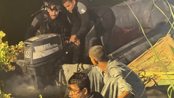 5 أفراد من عائلة واحدة ضحايا حادث: مدير أمن أسيوط يزور موقع انقلاب تروسيكل في نهر النيل | صور 5 أفراد من عائلة واحدة ضحايا حادث: مدير أمن أسيوط يزور موقع انقلاب تروسيكل في نهر النيل | صور