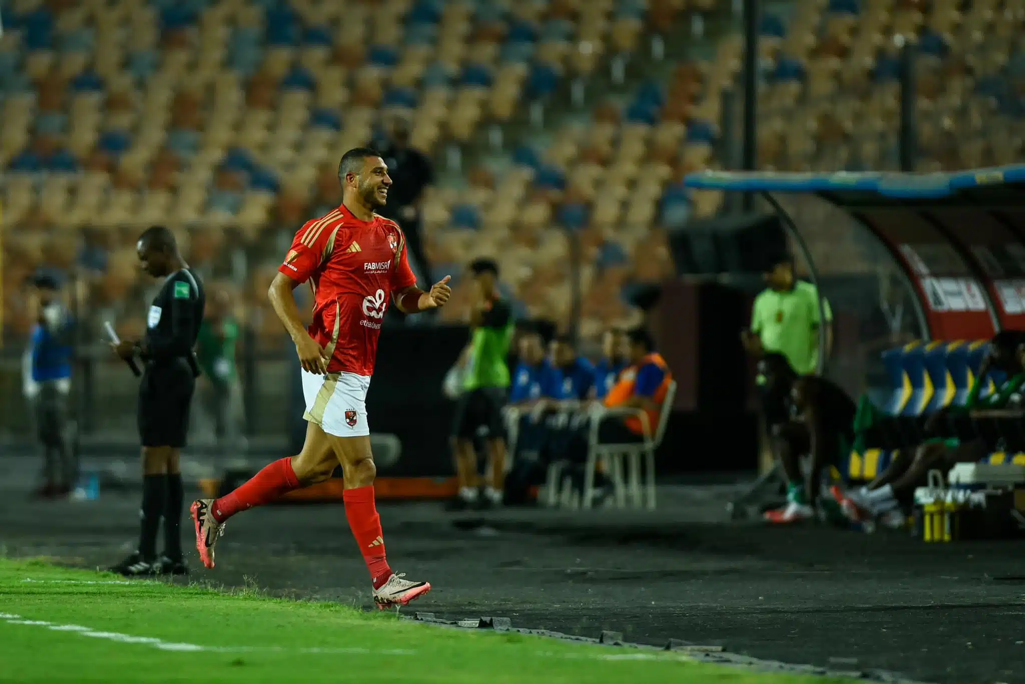 بالرغم من اتفاقه مع الأهلي لمدة 4 سنوات، الزمالك يتعاقد مع لاعب بديل لرامي ربيعة. بالرغم من اتفاقه مع الأهلي لمدة 4 سنوات، الزمالك يتعاقد مع لاعب بديل لرامي ربيعة.