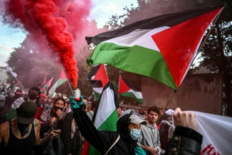 مؤيدو فلسطين يعطلون حركة القطارات في محطتين بسويسرا مؤيدو فلسطين يعطلون حركة القطارات في محطتين بسويسرا