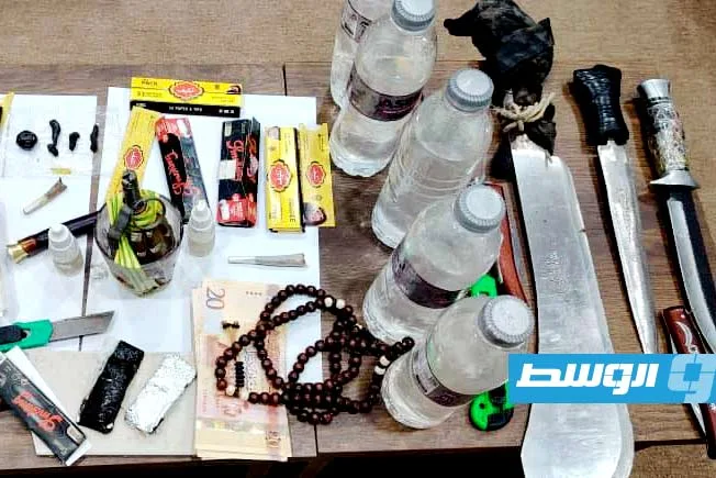 إلقاء القبض على 3 أشخاص بحوزتهم مخدرات وعبوات ناسفة في غابة بشحات إلقاء القبض على 3 أشخاص بحوزتهم مخدرات وعبوات ناسفة في غابة بشحات