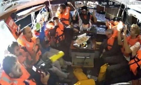 إسرائيل تقوم بنقل نشطاء سفينة مادلين إلى المطار استعداداً لترحيلهم