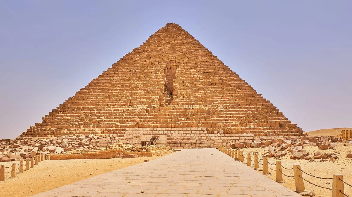 الإيطاليون يقدمون فرضية “غريبة” حول هرم منقرع: “فقط قمة الإعجاز المدفونة” الإيطاليون يقدمون فرضية “غريبة” حول هرم منقرع: “فقط قمة الإعجاز المدفونة”