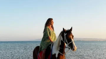 مايوه حريري… إطلالة مميزة لمي سليم من داخل البحر على حصانها الأبيض.