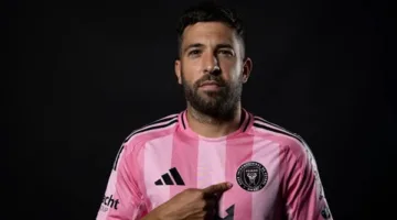 جوردي ألبا: مواجهة الأهلي ستكون تحديًا، وأنا أتواصل مع ميسي من خلال “نظرة”.