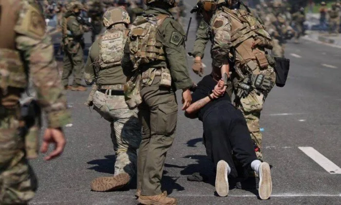 لوس أنجلوس تشهد اضطرابات وترامب يوجه الحرس الوطني للتدخل.. هل باتت أمريكا على شفير الانفجار؟ لوس أنجلوس تشهد اضطرابات وترامب يوجه الحرس الوطني للتدخل.. هل باتت أمريكا على شفير الانفجار؟