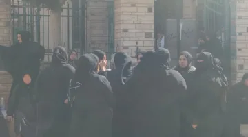 بعد إغلاقه عيادته بالجنزير وهروبه.. إجراء عاجل من وزارة الصحة ضد طبيب المحلة | صور
