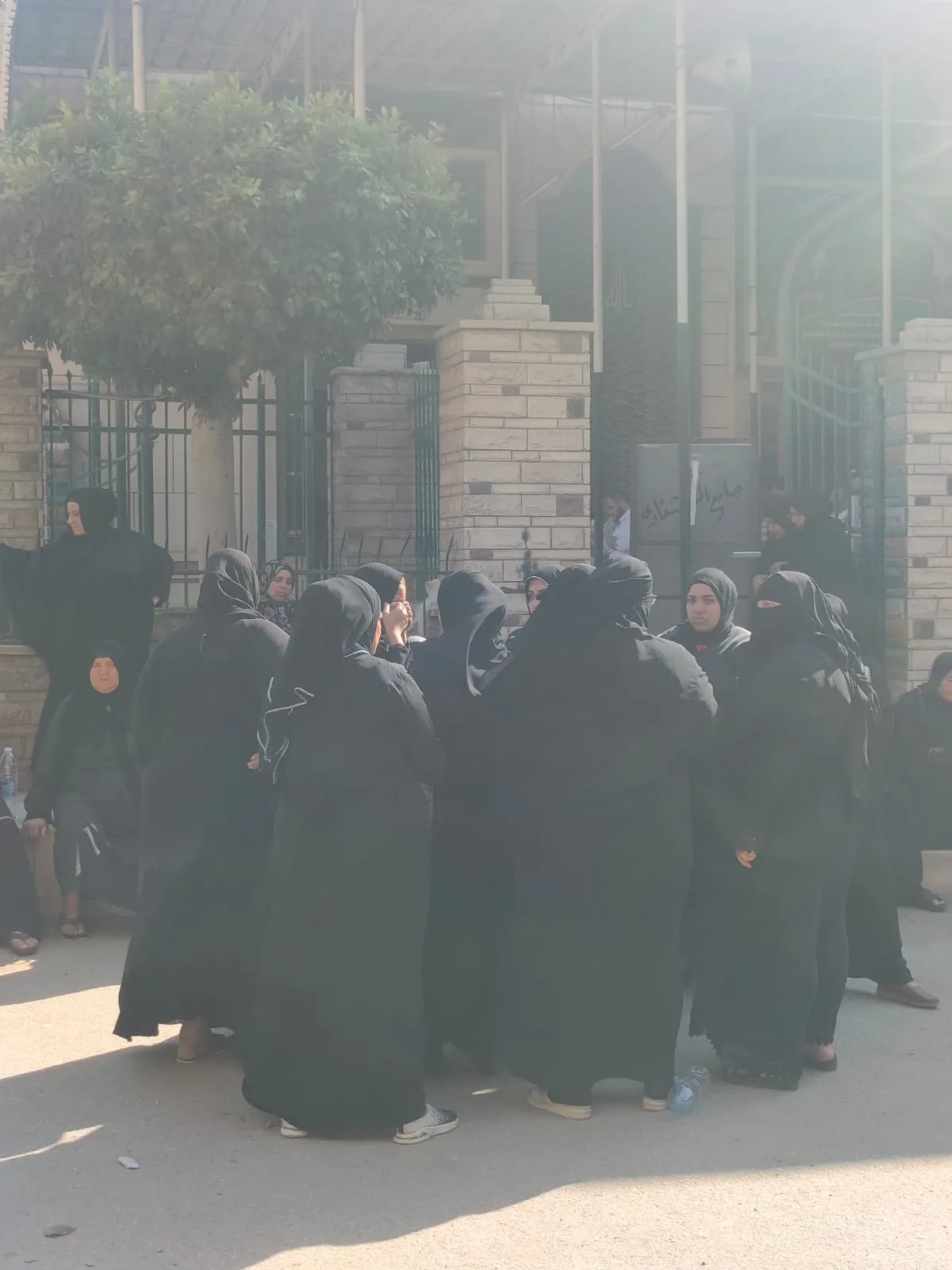 بعد إغلاقه عيادته بالجنزير وهروبه.. إجراء عاجل من وزارة الصحة ضد طبيب المحلة | صور بعد إغلاقه عيادته بالجنزير وهروبه.. إجراء عاجل من وزارة الصحة ضد طبيب المحلة | صور
