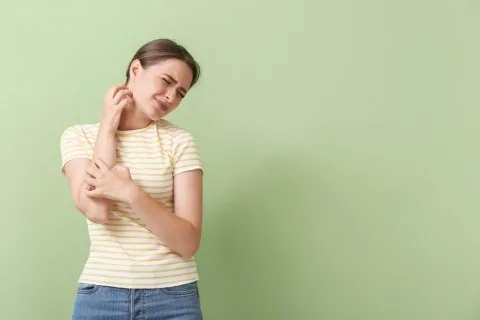 حكّة الصيف: أسبابها و5 طرق منزلية فعالة لتخفيفها حكّة الصيف: أسبابها و5 طرق منزلية فعالة لتخفيفها