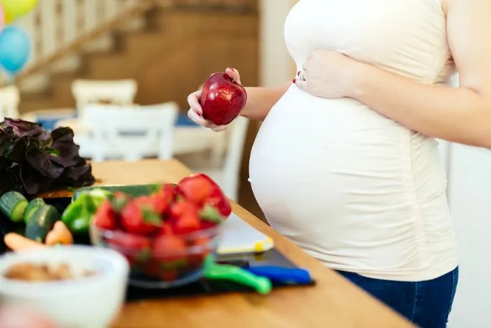 تعزز طاقتك وحيويتك: أبرز 9 أطعمة تخفف الشعور بالتعب خلال الحمل تعزز طاقتك وحيويتك: أبرز 9 أطعمة تخفف الشعور بالتعب خلال الحمل