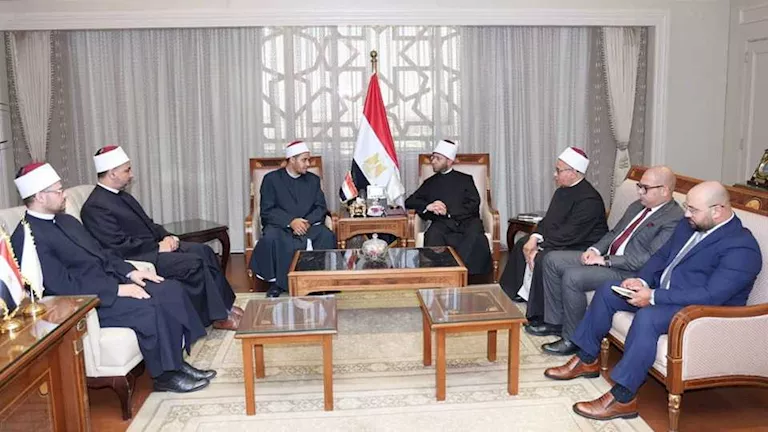 وزير الأوقاف يُكرّم إمامًا في الغربية اعتنى بنظافة مسجده بعد إصابة العامل. وزير الأوقاف يُكرّم إمامًا في الغربية اعتنى بنظافة مسجده بعد إصابة العامل.