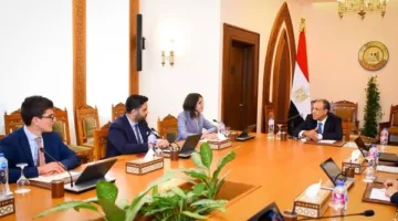 وزير الخارجية يجتمع بعدد من الطلاب في الجامعات البريطانية.. صور