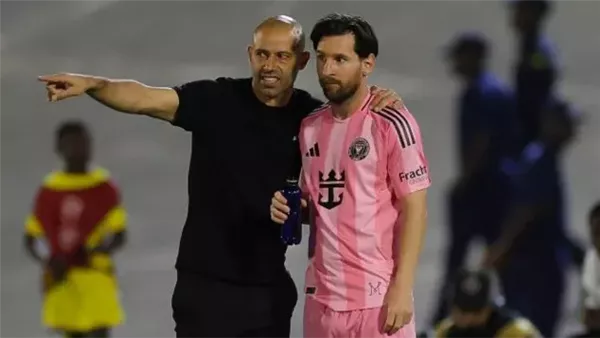 ياسين شويكو، الحارس الشخصي لميسي، يرفض رفع علم الأهلي (فيديو) ياسين شويكو، الحارس الشخصي لميسي، يرفض رفع علم الأهلي (فيديو)