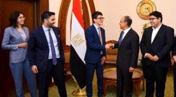 وزير الخارجية يجتمع بمجموعة من الطلاب في الجامعات البريطانية.. التفاصيل