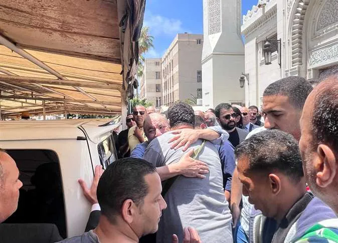 بدموع حزينة.. المئات يودعون جثمان أدهم صالح، لاعب تنس سموحة (صور) بدموع حزينة.. المئات يودعون جثمان أدهم صالح، لاعب تنس سموحة (صور)