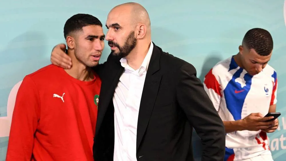 وليد الركراكي يثير النقاش حول عدم فوز لاعب أفريقي بالكرة الذهبية وليد الركراكي يثير النقاش حول عدم فوز لاعب أفريقي بالكرة الذهبية