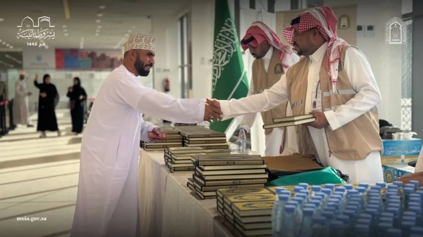 توزيع هدية الملك سلمان على الحجاج المغادرين من منفذ حالة عمار توزيع هدية الملك سلمان على الحجاج المغادرين من منفذ حالة عمار