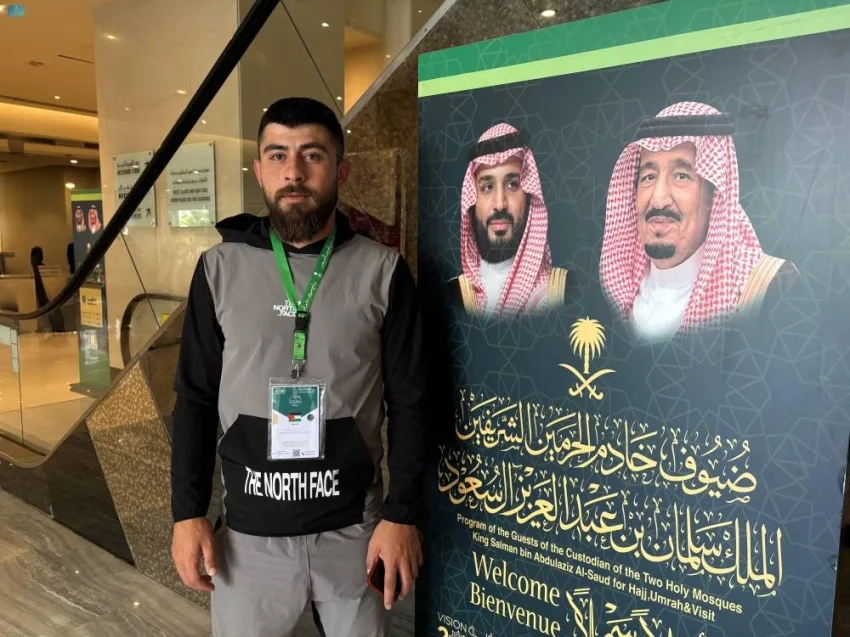 حجاج فلسطين يعبرون عن فرحتهم بأداء مناسك الحج وزيارة المدينة المنورة حجاج فلسطين يعبرون عن فرحتهم بأداء مناسك الحج وزيارة المدينة المنورة