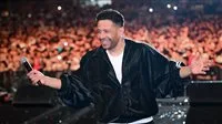 حماقي يت shine على شاطئ المنصورة الجديدة ويستعد لـ “موازين”