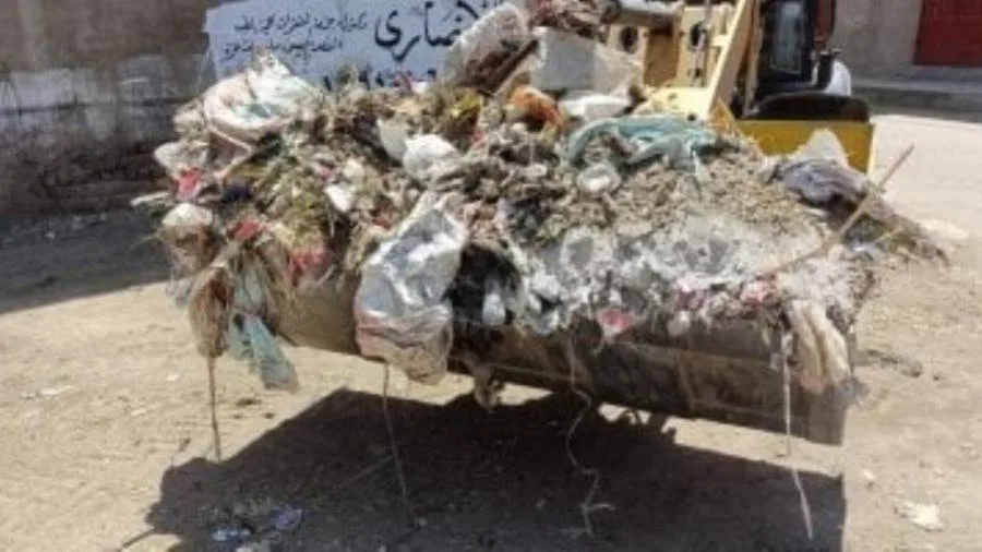 جمع 150 طنًا من النفايات والركام في 6 قرى بمركز سوهاج جمع 150 طنًا من النفايات والركام في 6 قرى بمركز سوهاج