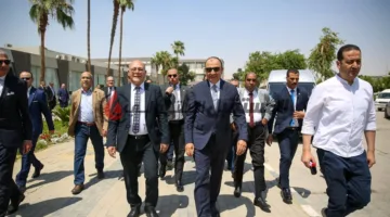 وزير قطاع الأعمال العام يقوم بجولة ميدانية في شركة النصر لصناعة السيارات