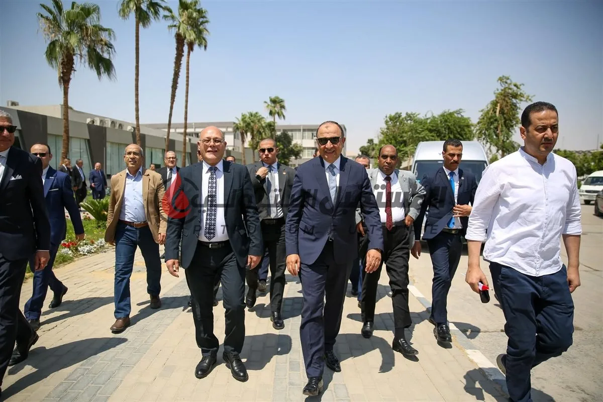 وزير قطاع الأعمال العام يقوم بجولة ميدانية في شركة النصر لصناعة السيارات وزير قطاع الأعمال العام يقوم بجولة ميدانية في شركة النصر لصناعة السيارات